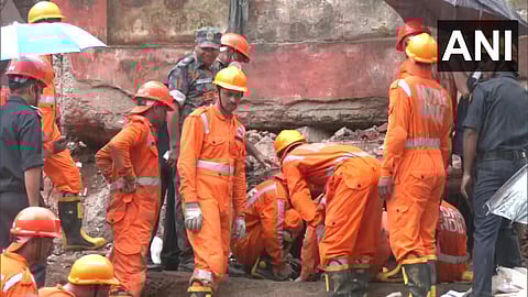 कुर्ला इमारत अपघातात 11 जणांचा मृत्यू; बचाव, मदतकार्य अजूनही सुरूच