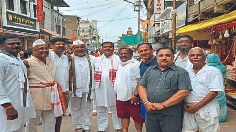 पंढरपूरच्या आषाढीवारीत सहभागी होणारे दिल्लीकर भाविक.