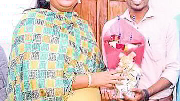 धडगाव : गिर्यारोहक अनिल वसावे यांचा सत्कार करताना खासदार डॉ. हीना गावित.