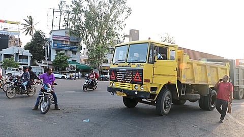 आकाशवाणी चौकात सहाय्यक पोलिस अधीक्षकांनी थांबवलेल्या वाळू डंपरची वाहने