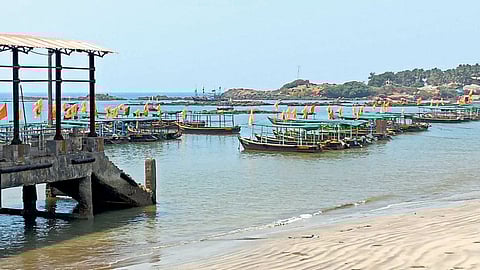 पर्यटकांनी येथे पाठ फिरवली असून, मालवण