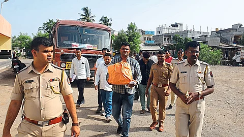 बस स्थानकावर शिरपूर-सूरत बसमध्ये गांजा ताब्यात घेऊन जाताना पोलिस अधिकारी