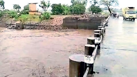 हिरण्यकेशी नदीवरील गोटूर बंधाऱ्याजवळ