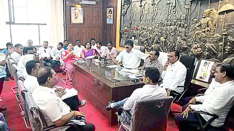 Pradeep Karpe, Devidas Tekale, Anup Aggarwal, Anil Nagmote etc. were present at the meeting held on Tuesday on various issues in the Municipal Corporation.