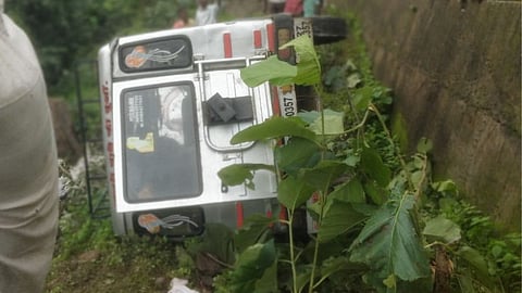 Accident to laborers vehicle in tembrusoda ghat chokhaldara Amravati