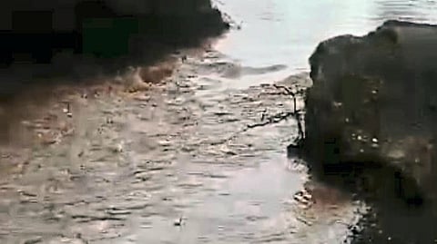 सिन्नर : ढगफुटीसदृश पावसाने भराव फुटलेला पंचाळे येथील बंधारा