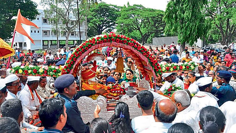 श्री गजानन महाराज पालखीचे जल्लोषात स्वागत शाही सोहळा पाहून फिटले डोळ्यांचे पारणे