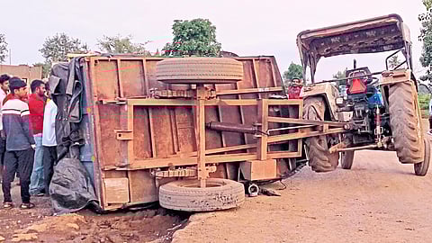 Tractor overturned on Sakri-Shirdi highway at Vanoli