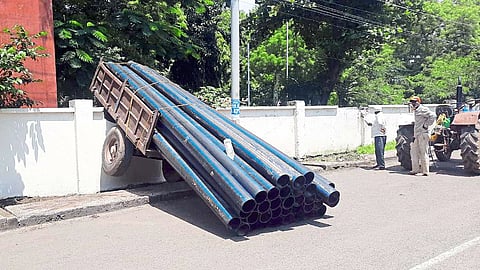 A tractor trolley hit the wall of Gulmohar rest house on Friday.