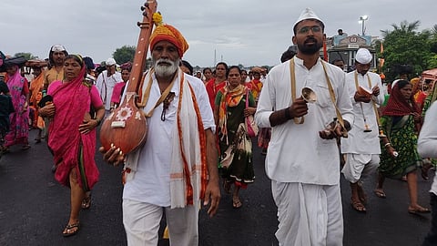 वारकरी वारीचा आनंद घेतांना