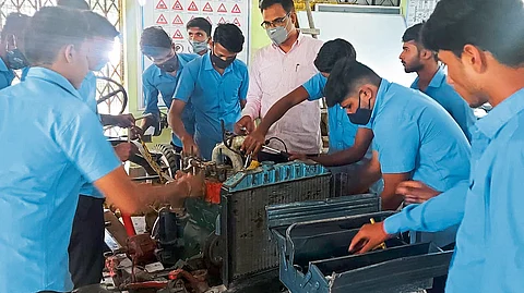 सिन्नर : शासकीय औद्योगिक प्रशिक्षण संस्थेत विविध कोर्सची विद्यार्थ्यांना माहिती देताना शिक्षक.