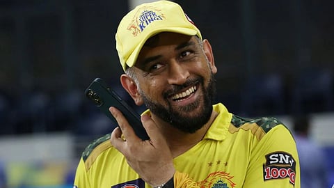 MS Dhoni Taking Treatment On Knee From Native Doctor Who Sit Under Tree