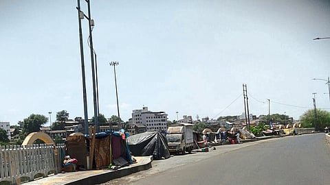 encroachment of huts on new royal road