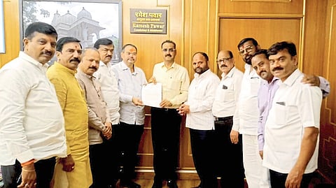 Shivsena leaders giving statement to NMC commissioner.