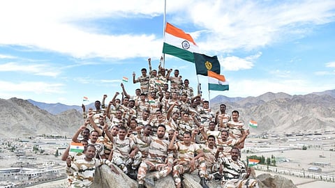 Photos : 'फ्लॅग कोड'मध्ये बदल, आता घरोघरी फडकवता येणार तिरंगा!