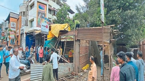 Encroachment removed on Powai Naka satara city