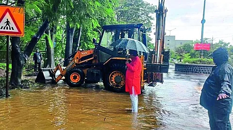 Jagdish Patil showing the way to the drivers in rain latest marathi news