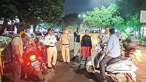 Police Blockade Latest marathi news