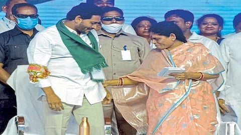 andhra pradesh cm jagan mohan reddy mother left ysr congress now she will play this role in daughter party in telangana