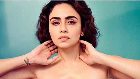 actress amruta khanvilkar in bus bai bus show on zee marathi she gave amazing answers