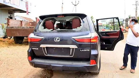 Citizens attacked the car of BJP MP D Arvind in Telangana