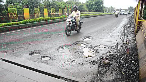 Potholes on V D Savarkar flyover latest marathi news