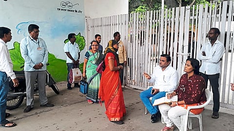 Deputy Mayor Anil Nagmote, Deputy Commissioner Dr. Sangeeta Nandurkar checking employee