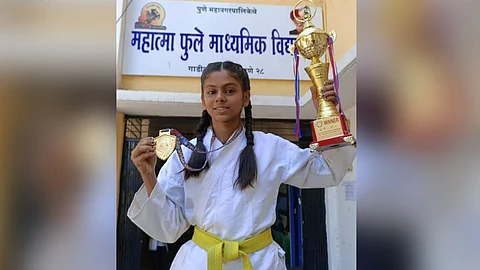 student of Mahatma Phule Secondary School Gold medal in karate hdapsar