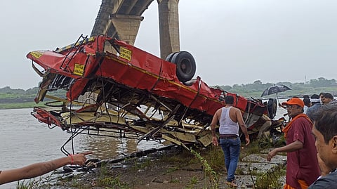 Indore bus accident : चालकाचं नियंत्रण सुटले अन्...; वाचा नेमकं काय घडलं