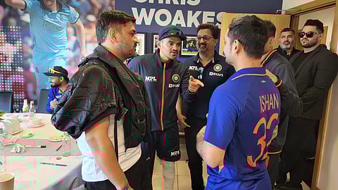 MS Dhoni pays visit to India team at Edgbaston End vs Ind