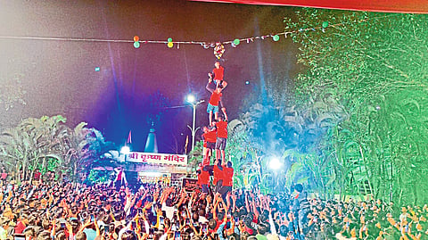 Govinda team of Bhoiraj Mandal breaking Dahi handi by laying five layers