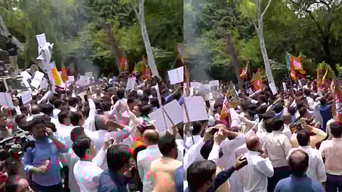 दिल्लीत अरविंद केजरीवाल यांच्या निवासस्थानाबाहेर भाजप कार्यकर्त्यांनी केली निदर्शने