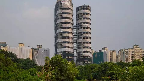 Twin Tower: ट्विन टॉवर पापणी लवण्याआधी झाले जमीनदोस्त