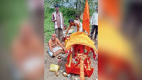 कुंभार पिंपळगाव : नागपंचमी निमित्त नागोबाची वाडी येथील पालखीतील मूर्तीचे गुंजच्या गोदावरी नदीपात्रात पूजन करताना.