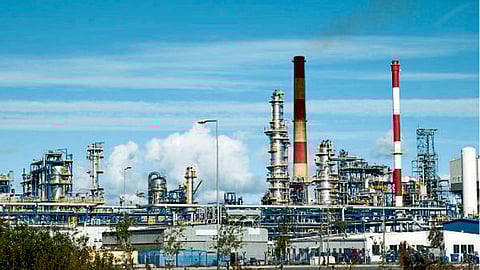 Crude mineral oil refinery