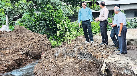 Commissioner Dr. while inspecting pipeline repair work at Amrit Garden Chowk. Chandrakant Pulkundwar