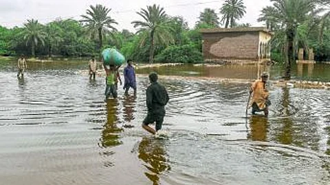 Weather update Rain forecast death 900 National emergency imposed in Pakistan