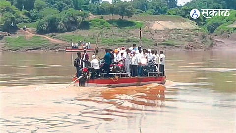 boat carrying civilians through the flood of River Tapi.