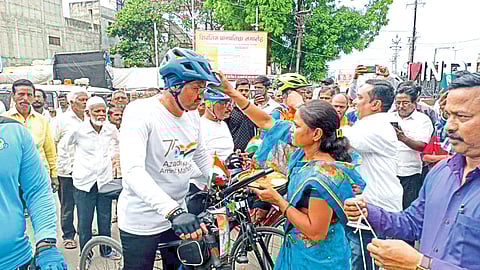 Seema Mahajan felicitating Additional Superintendent of Police Prashant Bachhao in a patriotic cycle rally in the city on Thursday.