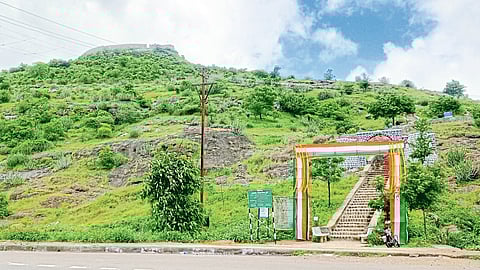 Laling fort draped in green shawls in Shravan and welcoming tourists through the tricolor gate.