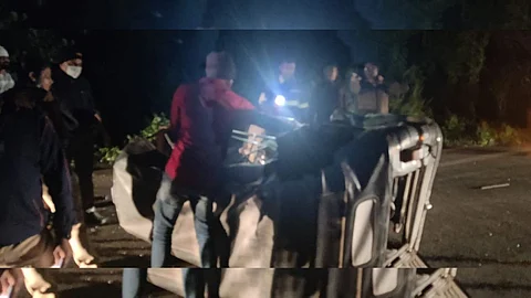 Pune Panshet road accident rickshaw car damage One seriously injured