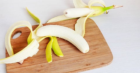 केळीच्या साली टाकाऊ म्हणून फेकू नका; वाचा काय आहेत फायदे?