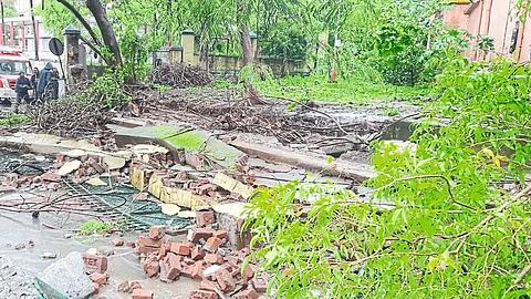 Part of the protection wall of Pramod Mahajan Udyan collapsed on the road