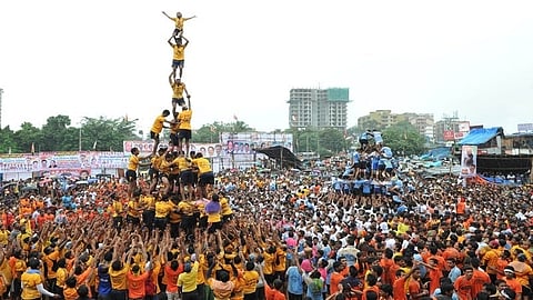 Janmashtami धर्मवीर आनंद दिघेंनी सुरू केलेली मानाची दहीहंडी, जाणून घ्या बक्षीस किती?