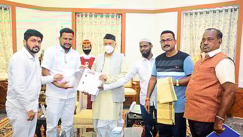 A delegation of the BJP Workers' Alliance giving a statement to Governor Bhagat Singh Koshyari for various demands.