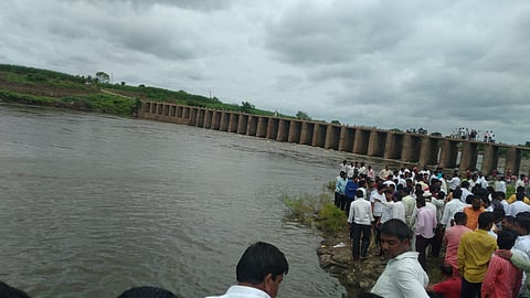 immersing bones young man drowned in river Sina