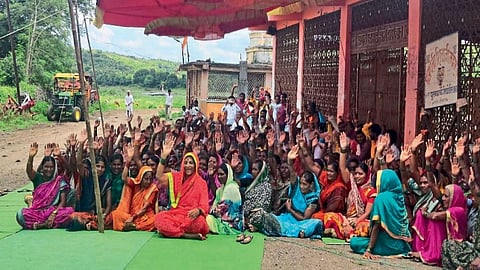 Nanded Dongargaon women agitation