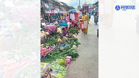 Crowd in the market to buy materials