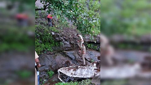ताम्हिणी घाटात कार २०० फूट खोल दरीत कोसळली, तिघांचा जागीच मृत्यू, तर तीनजण गंभीर जखमी