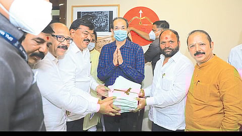 District Chief Vijay Karanjkar, Municipal Chief Sudhakar Badgujar, Ajay Boraste, Datta Gaikwad, Vilas Shinde while giving the bundle of oaths to party chief Uddhav Thackeray.